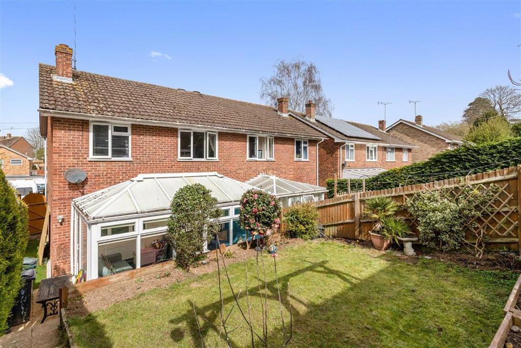 Quantock Drive, Ashford, Kent 3 bed semidetached house £300,000