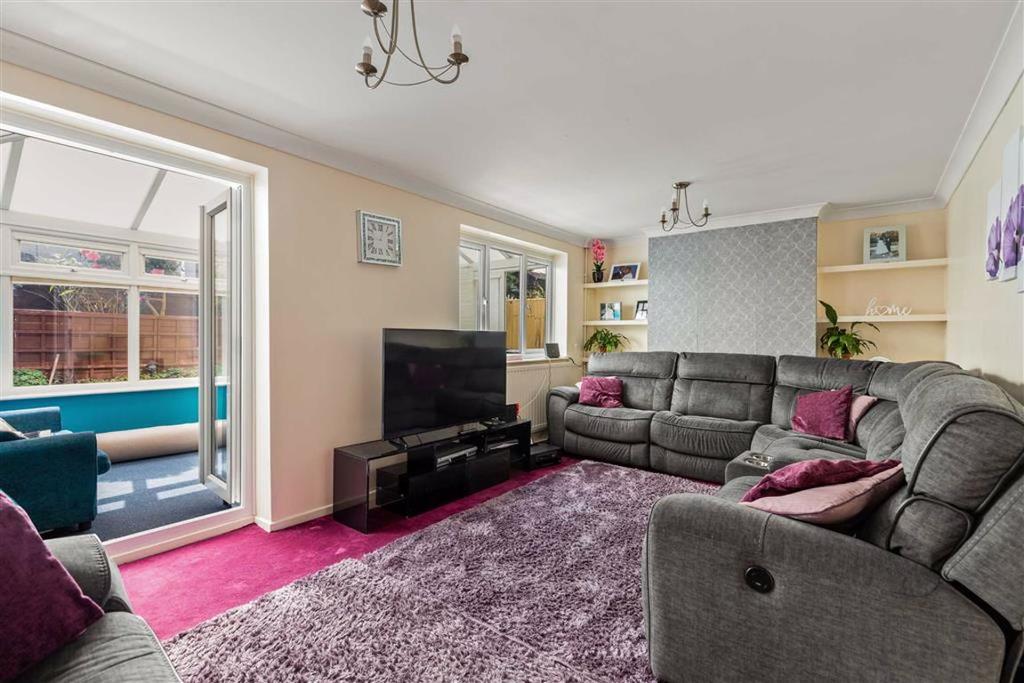Quantock Drive, Ashford, Kent 3 bed semidetached house £300,000