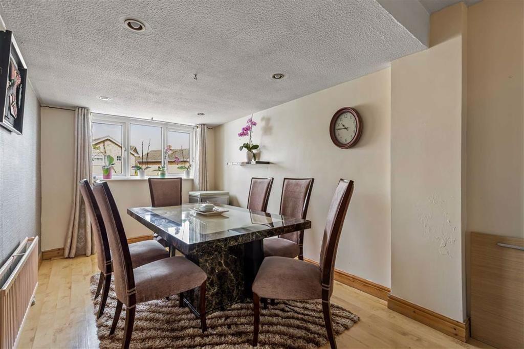 Quantock Drive, Ashford, Kent 3 bed semidetached house £300,000