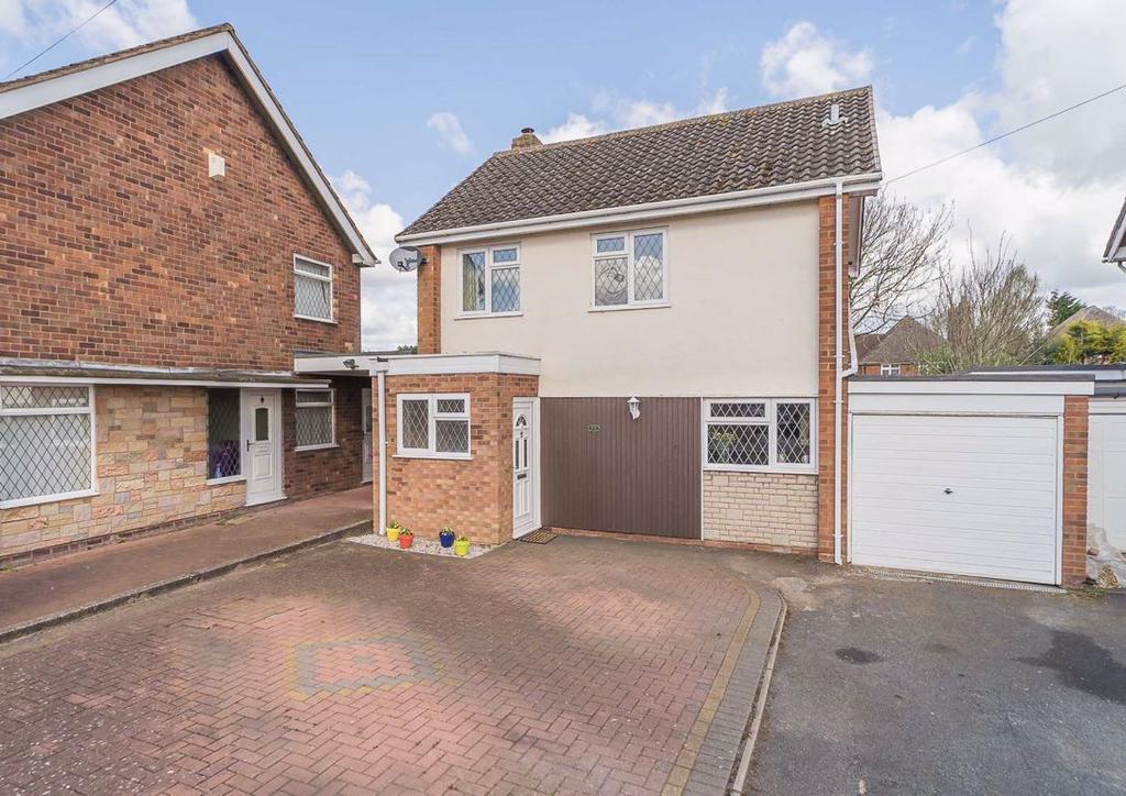 72, Taunton Avenue, Fordhouses, Wolverhampton, WV10 3 bed detached house £225,000
