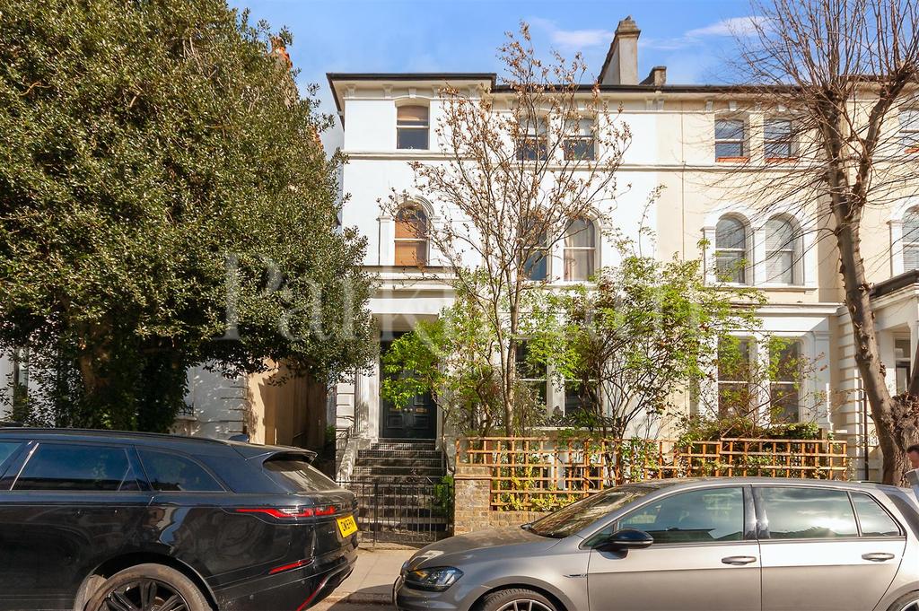 Priory Road, South Hampstead NW6 3 bed flat £925,000