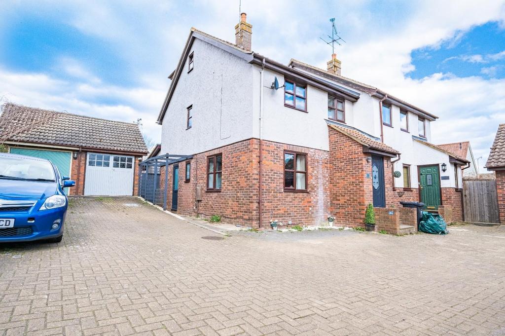 Godfrey Way, Dunmow 4 bed semidetached house £450,000