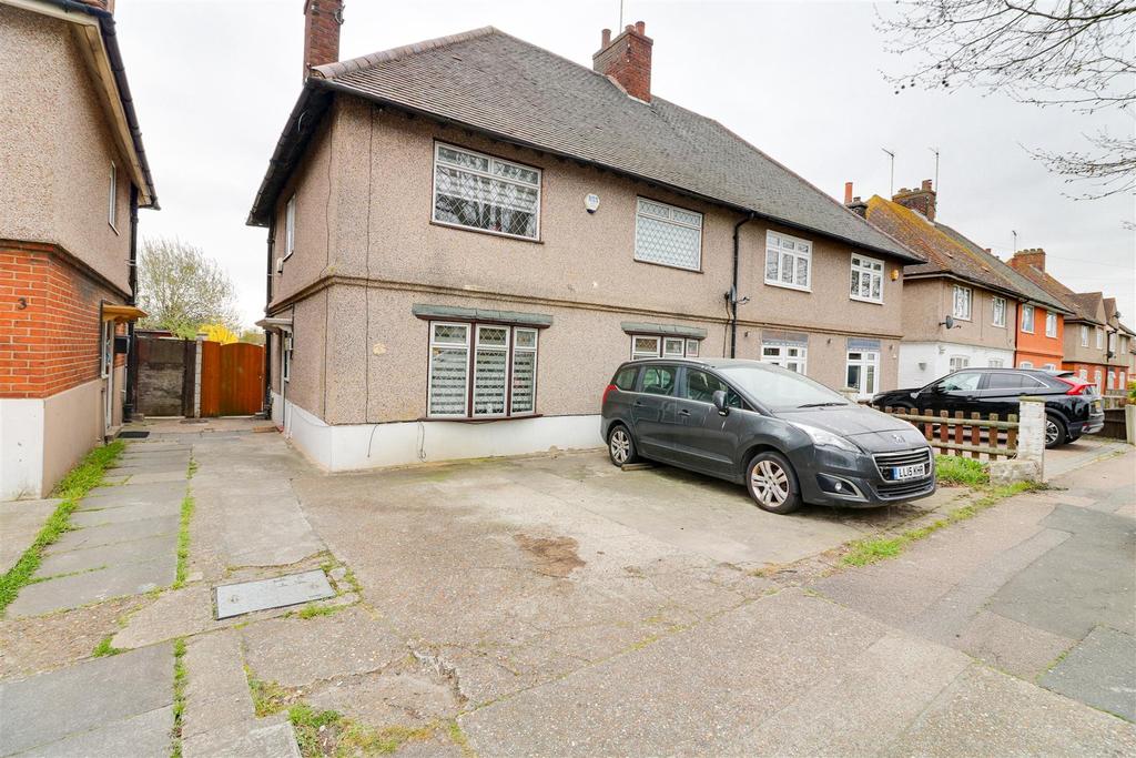 Stephenson Avenue, Tilbury 4 bed semidetached house £350,000