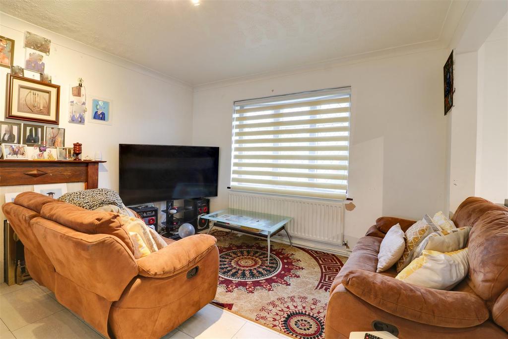 Stephenson Avenue, Tilbury 4 bed semidetached house £350,000