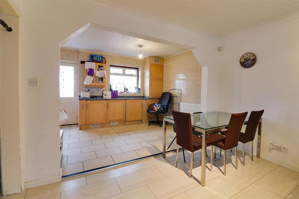 Stephenson Avenue, Tilbury 4 bed semidetached house £350,000