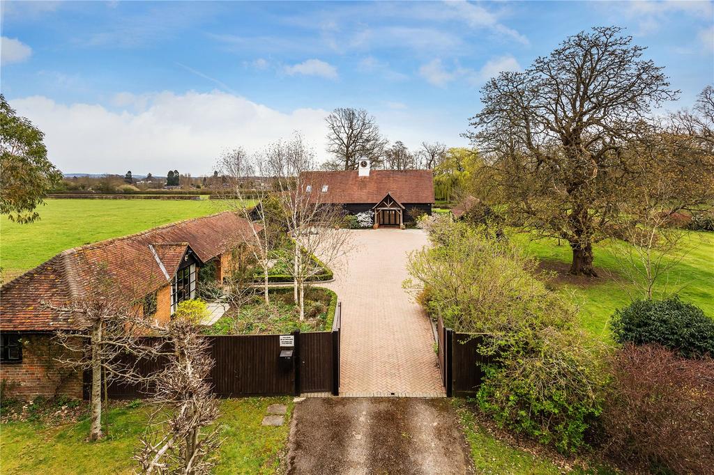 Skeynes Park, Lingfield Road, Edenbridge, Kent, TN8 4 bed detached