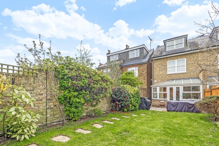 Clifton Road Kingston Upon Thames KT2 4 bed house £3,550 pcm (£819 pw)