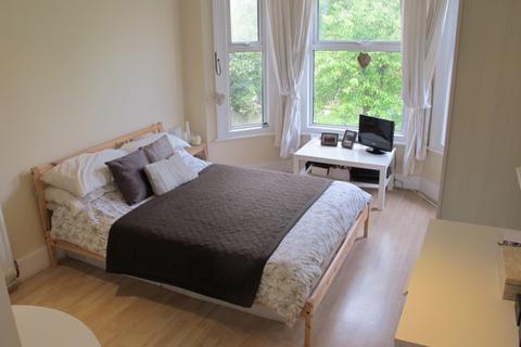 Studio to rent, Madeira Road, Streatham, SW16