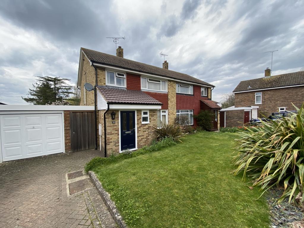 Chestnut Avenue Staplehurst TN12 3 bed semidetached house £1,250 pcm