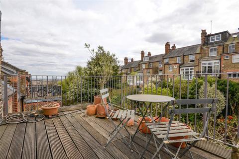 26 Woodland Rise, London, N10 3UG
