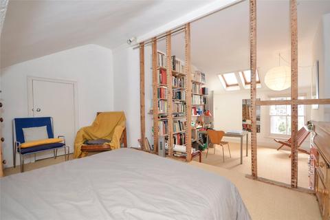 26 Woodland Rise, London, N10 3UG
