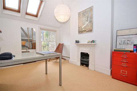 26 Woodland Rise, London, N10 3UG