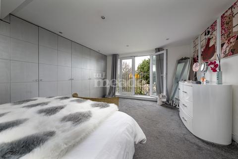 105 Friday Hill West, London, E4 6EW