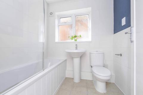 17b Lime Grove, New Malden, KT3 3TW