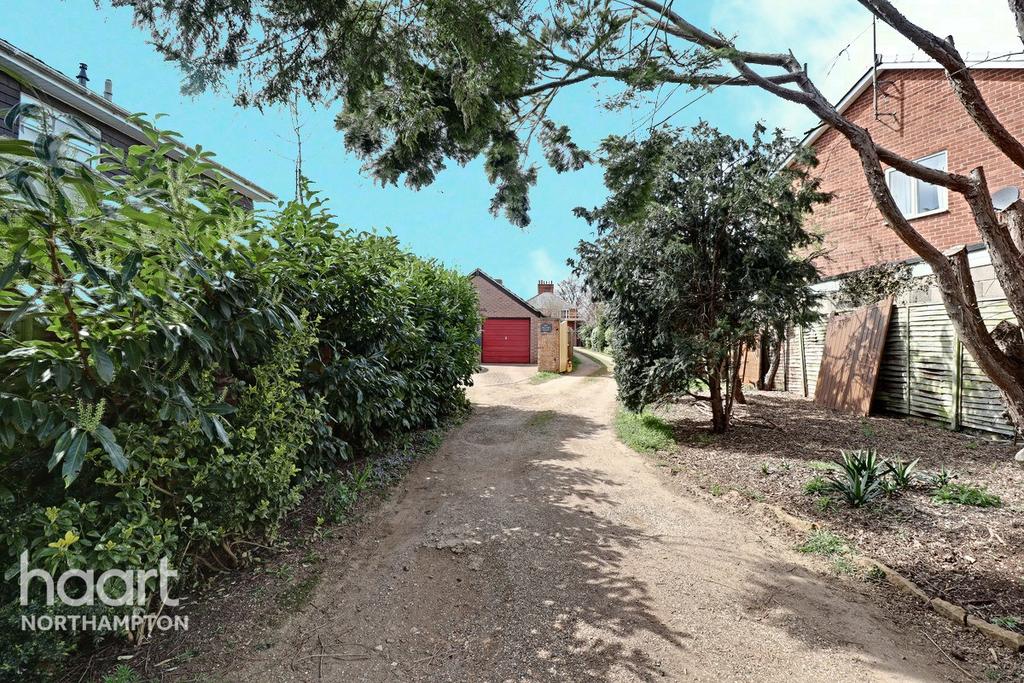 Harlestone Road, Northampton 4 bed detached house £400,000