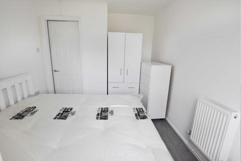 5 bedroom maisonette to rent, Evenwood Close SW15