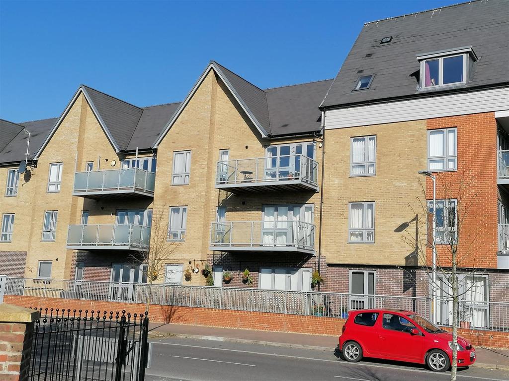 Repton Avenue, Ashford, Kent TN23 3RX 2 bed flat £975 pcm (£225 pw)
