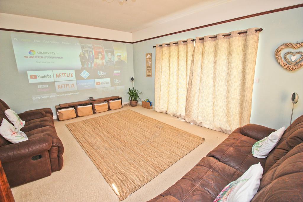 White Post Lane, Meopham, Kent, DA13 0TZ 3 bed detached bungalow £530,000