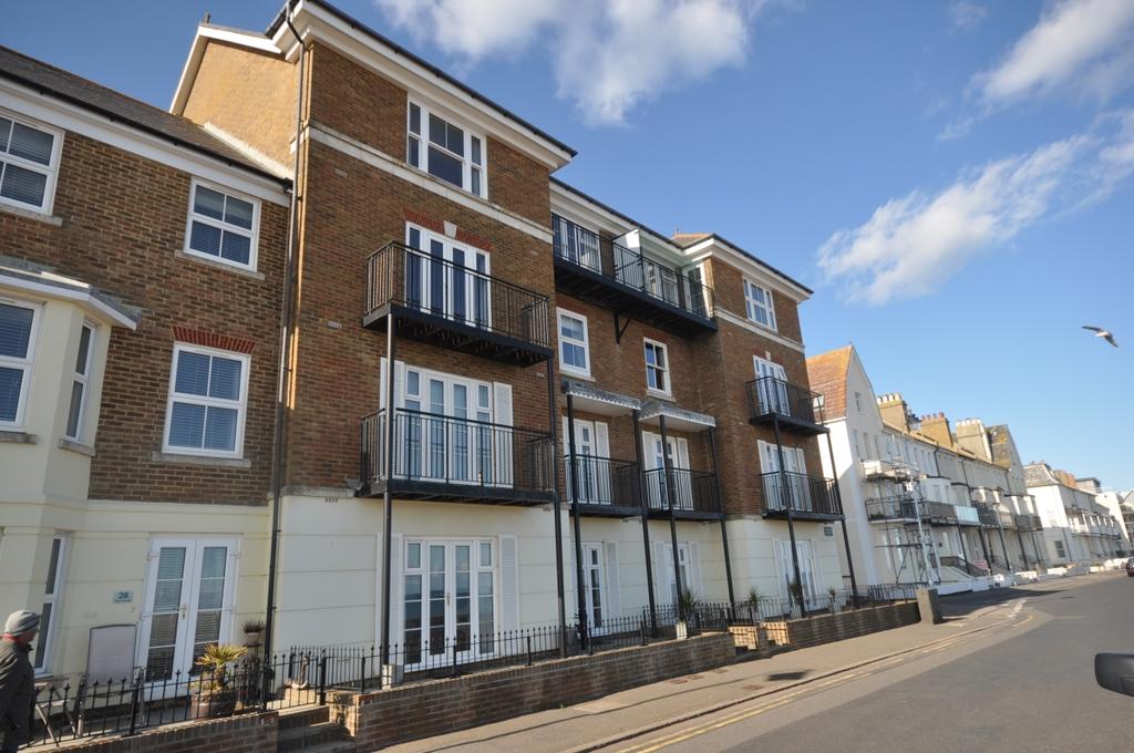 West Parade Hythe CT21 2 bed flat £1,200 pcm (£277 pw)