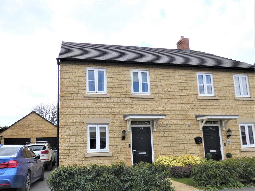 Elmhurst Way, Carterton, Oxfordshire OX18 3 bed semidetached house £320,000