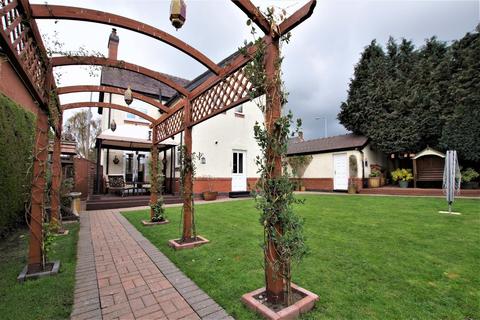 Slinter Vale Oldfields Road, Uttoxeter, ST14 7QJ