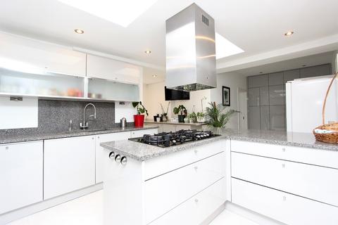 5 Burgh Wood, Banstead, SM7 1EW