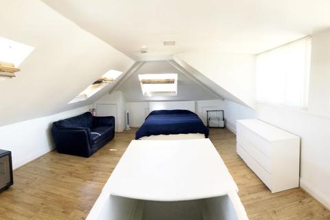 9 Bowes Road, London, W3 7AD