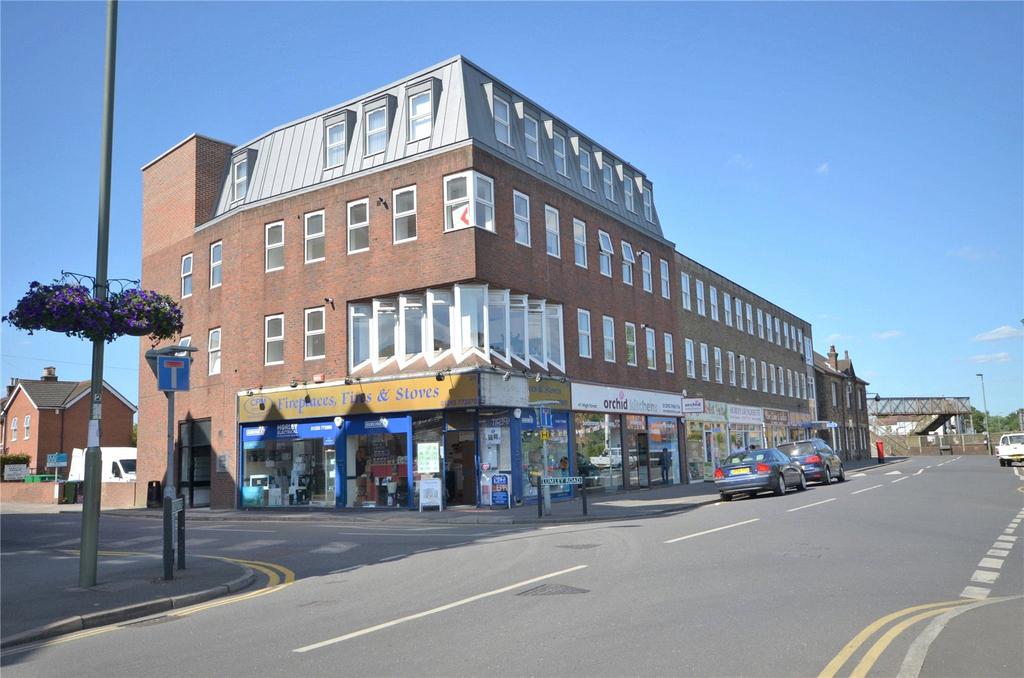 2 Lumley Road, Horley, Surrey, RH6 2 bed apartment £1,150 pcm (£265 pw)