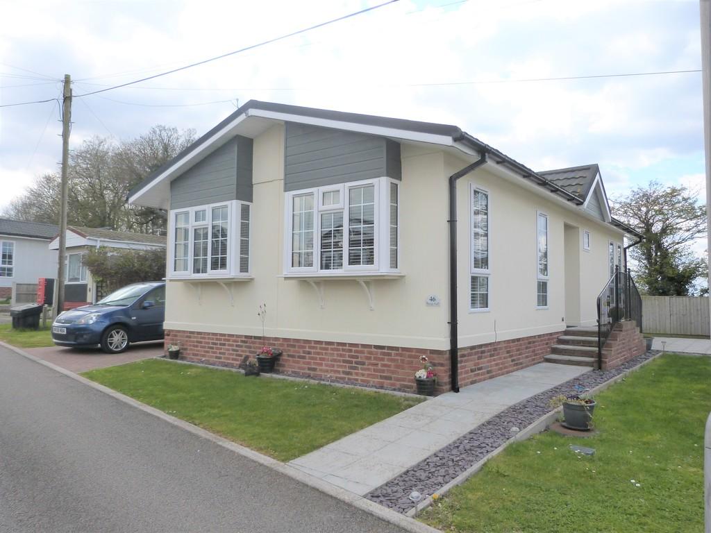 London Road, Abridge 2 bed mobile home - £215,000