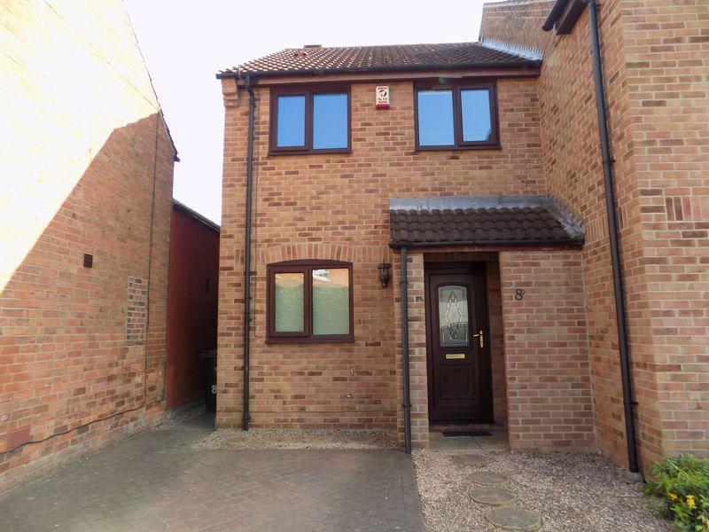 Station Street, Bingham 2 bed end of terrace house £750 pcm (£173 pw)