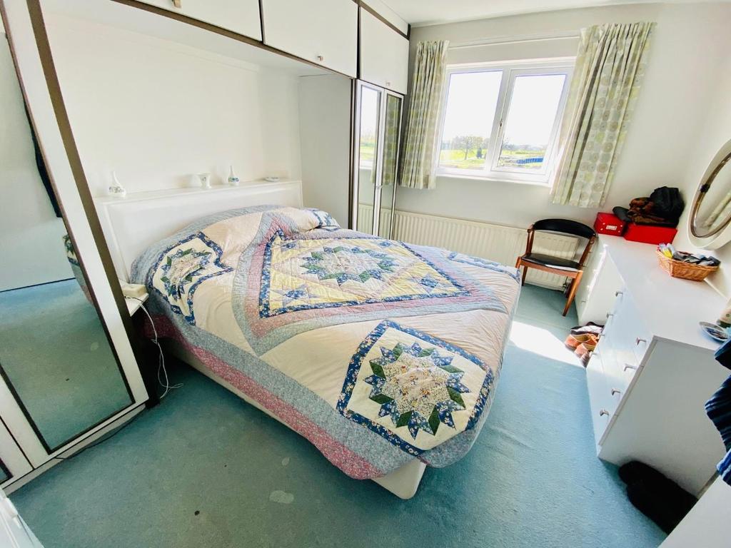Bed 1.jpg
