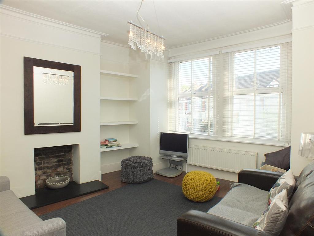 Drayton Road, Harlesden, NW10 4DG 3 bed flat £1,599 pcm (£369 pw)