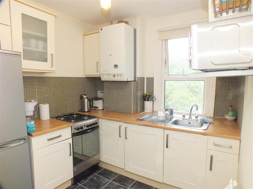 Drayton Road, Harlesden, NW10 4DG 3 bed flat £1,599 pcm (£369 pw)