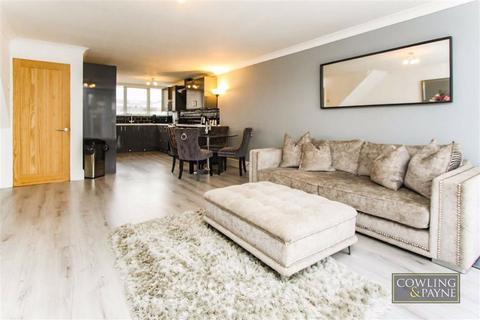 13 Chatfield Way, Basildon, SS13 2BN