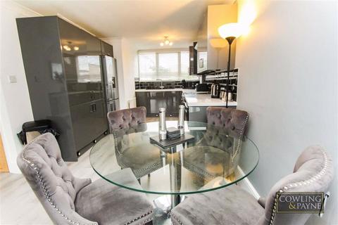 13 Chatfield Way, Basildon, SS13 2BN
