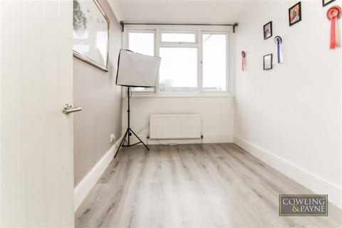 13 Chatfield Way, Basildon, SS13 2BN