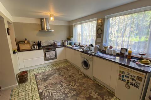 16 Broom Close, Hatfield, AL10 9DL