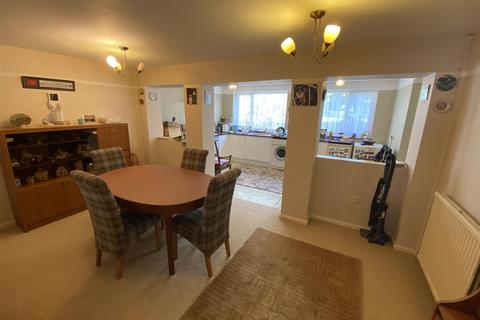 16 Broom Close, Hatfield, AL10 9DL