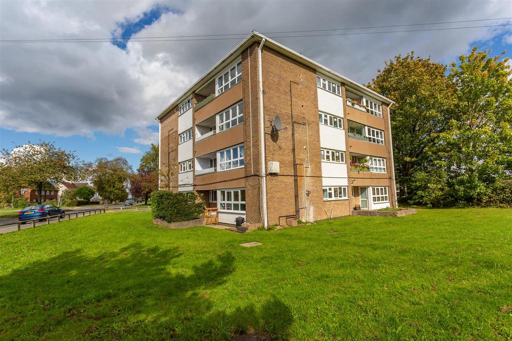 Merland Rise, Tadworth 2 bed apartment £250,000