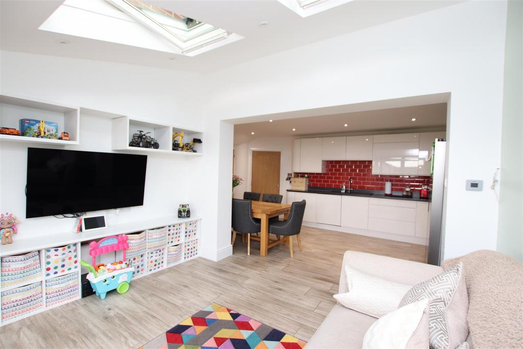 Family Room through to Kitchen.JPG