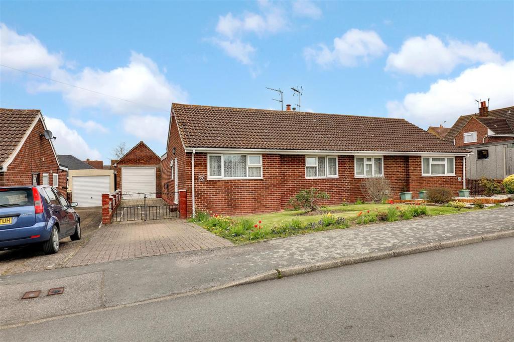 Bradfield Avenue, Teynham, Sittingbourne 2 bed semidetached bungalow
