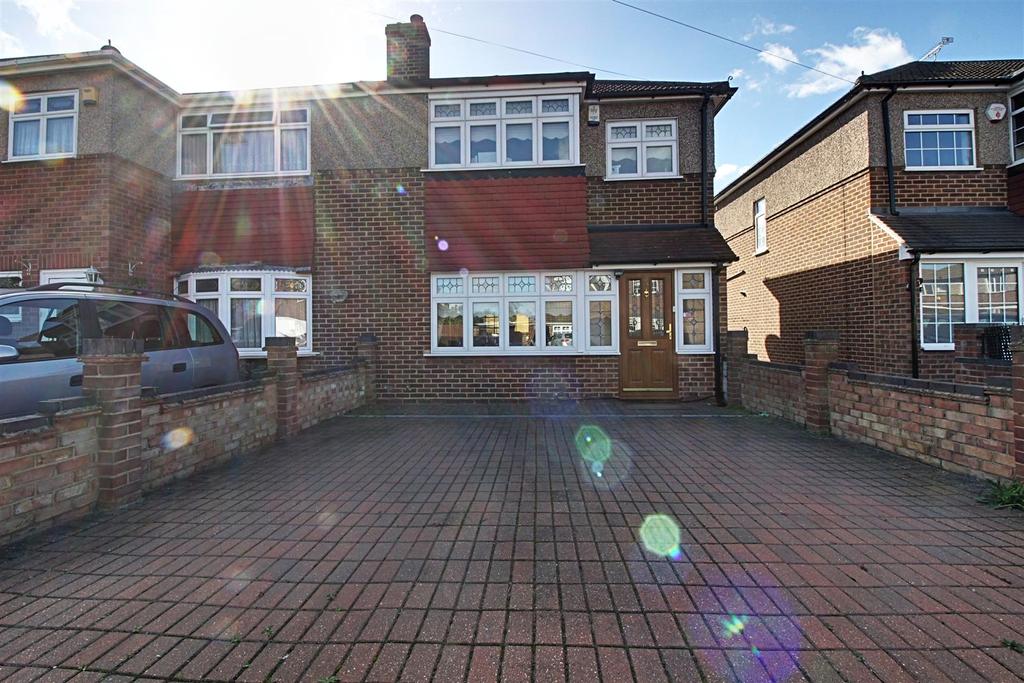 Edinburgh Crescent, Waltham Cross 3 bed house £1,600 pcm (£369 pw)