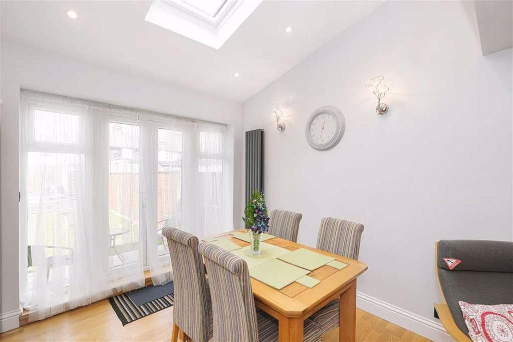 Middleton Avenue, Chingford 4 bed end of terrace house £540,000