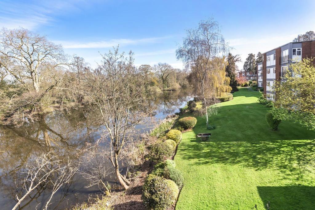 Berkeley Court, Weybridge, KT13 2 bed flat £325,000