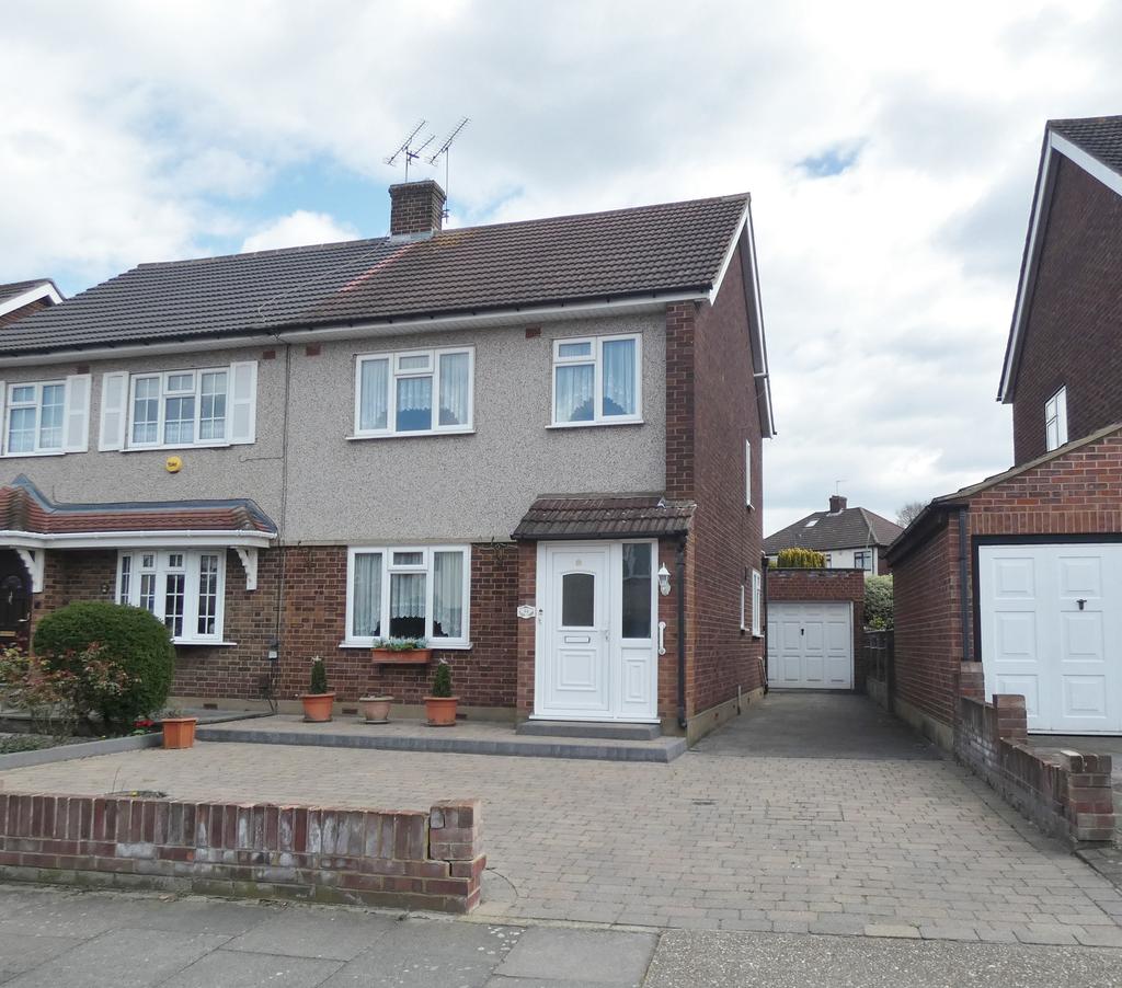 Rutland Drive, Hornchurch RM11 3 bed semidetached house £400,000