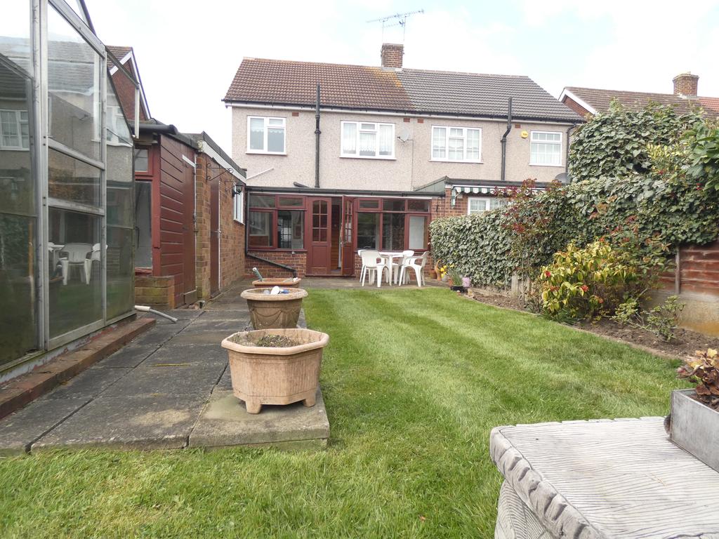 Rutland Drive, Hornchurch RM11 3 bed semidetached house £400,000