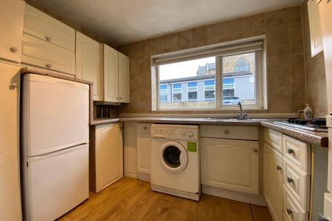 32 Hall Royd, Shipley, BD18 3ED