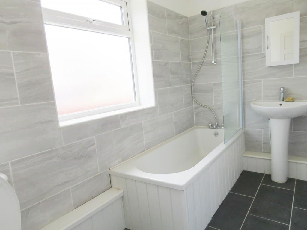 Baker Gardens, Dunston 2 bed flat £50,000