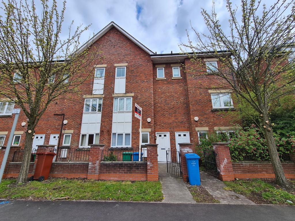4 bedroom Town House FOR RENT.