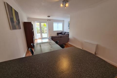 4 bedroom townhouse to rent, Chorlton Rd, Hulme, Manchester. M15 4JG